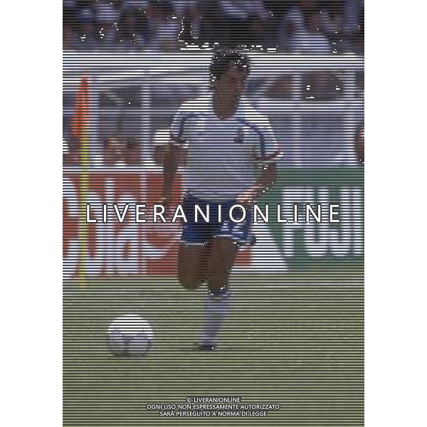 RETROSPETTIVA ALAIN GIRESSE CALCIATORE NELLA FOTO ALAIN GIRESSE CON LA MAGLIA DELLA NAZIONALE FRANCESE AI CAMPIONATI DEL MONDO MESSICO 1986 AG ALDO LIVERANI SAS