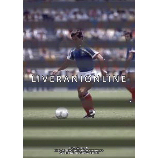 RETROSPETTIVA ALAIN GIRESSE CALCIATORE NELLA FOTO ALAIN GIRESSE CON LA MAGLIA DELLA NAZIONALE FRANCESE AI CAMPIONATI DEL MONDO MESSICO 1986 AG ALDO LIVERANI SAS
