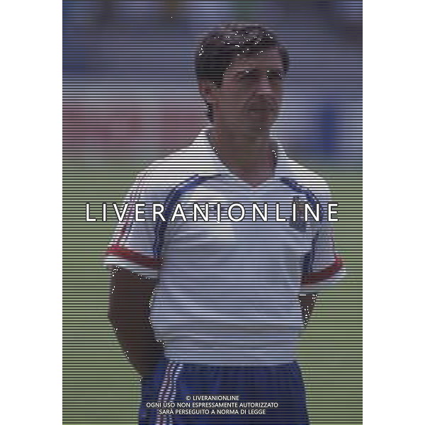 RETROSPETTIVA ALAIN GIRESSE CALCIATORE NELLA FOTO ALAIN GIRESSE CON LA MAGLIA DELLA NAZIONALE FRANCESE AI CAMPIONATI DEL MONDO MESSICO 1986 AG ALDO LIVERANI SAS