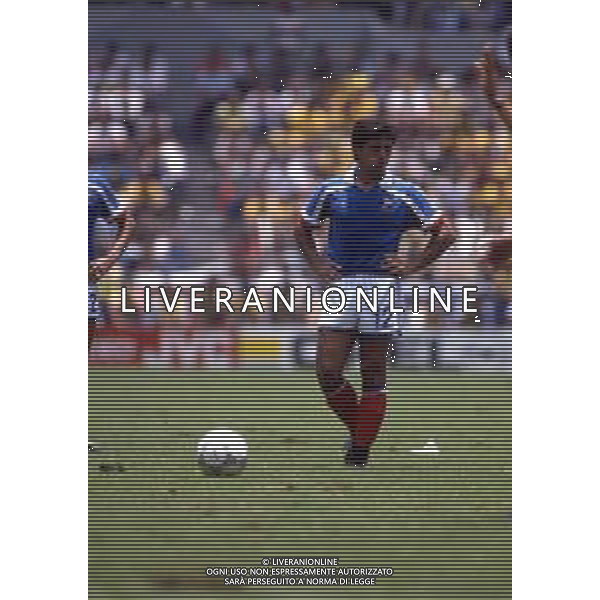 RETROSPETTIVA ALAIN GIRESSE CALCIATORE NELLA FOTO ALAIN GIRESSE CON LA MAGLIA DELLA NAZIONALE FRANCESE AI CAMPIONATI DEL MONDO MESSICO 1986 AG ALDO LIVERANI SAS