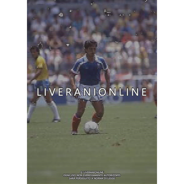 RETROSPETTIVA ALAIN GIRESSE CALCIATORE NELLA FOTO ALAIN GIRESSE CON LA MAGLIA DELLA NAZIONALE FRANCESE AI CAMPIONATI DEL MONDO MESSICO 1986 AG ALDO LIVERANI SAS