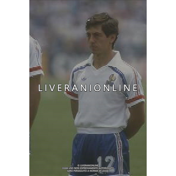 RETROSPETTIVA ALAIN GIRESSE CALCIATORE NELLA FOTO ALAIN GIRESSE CON LA MAGLIA DELLA NAZIONALE FRANCESE AI CAMPIONATI DEL MONDO MESSICO 1986 AG ALDO LIVERANI SAS