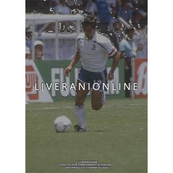 RETROSPETTIVA ALAIN GIRESSE CALCIATORE NELLA FOTO ALAIN GIRESSE CON LA MAGLIA DELLA NAZIONALE FRANCESE AI CAMPIONATI DEL MONDO MESSICO 1986 AG ALDO LIVERANI SAS
