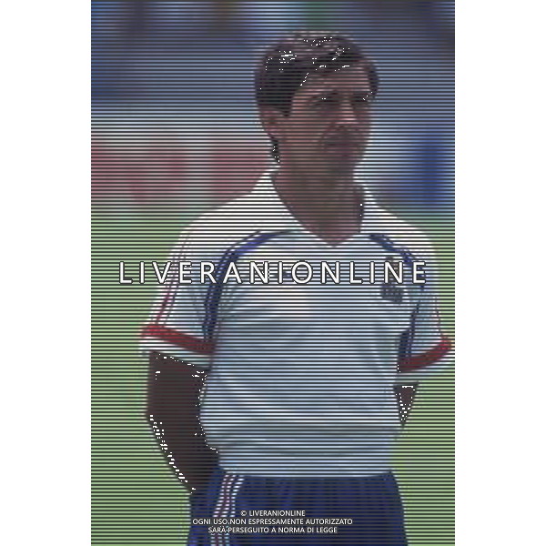 RETROSPETTIVA ALAIN GIRESSE CALCIATORE NELLA FOTO ALAIN GIRESSE CON LA MAGLIA DELLA NAZIONALE FRANCESE AI CAMPIONATI DEL MONDO MESSICO 1986 AG ALDO LIVERANI SAS