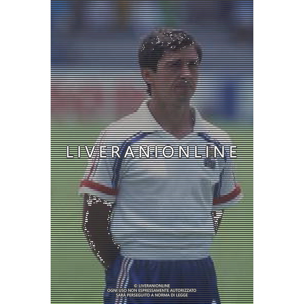 RETROSPETTIVA ALAIN GIRESSE CALCIATORE NELLA FOTO ALAIN GIRESSE CON LA MAGLIA DELLA NAZIONALE FRANCESE AI CAMPIONATI DEL MONDO MESSICO 1986 AG ALDO LIVERANI SAS