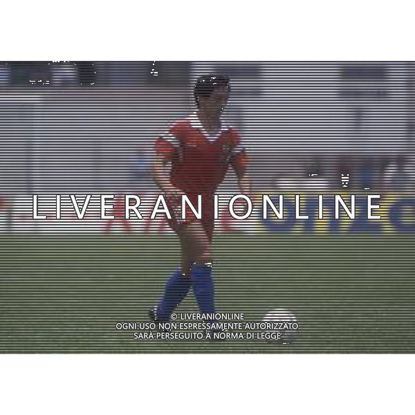 RETROSPETTIVA ALAIN GIRESSE CALCIATORE NELLA FOTO ALAIN GIRESSE CON LA MAGLIA DELLA NAZIONALE FRANCESE AI CAMPIONATI DEL MONDO MESSICO 1986 AG ALDO LIVERANI SAS