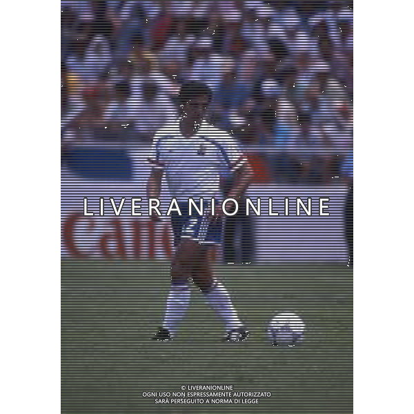 RETROSPETTIVA ALAIN GIRESSE CALCIATORE NELLA FOTO ALAIN GIRESSE CON LA MAGLIA DELLA NAZIONALE FRANCESE AI CAMPIONATI DEL MONDO MESSICO 1986 AG ALDO LIVERANI SAS
