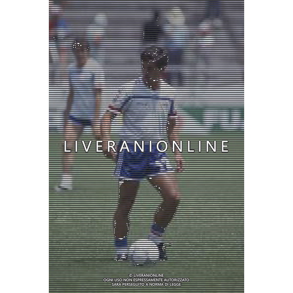 RETROSPETTIVA ALAIN GIRESSE CALCIATORE NELLA FOTO ALAIN GIRESSE CON LA MAGLIA DELLA NAZIONALE FRANCESE AI CAMPIONATI DEL MONDO MESSICO 1986 AG ALDO LIVERANI SAS
