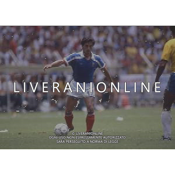 RETROSPETTIVA ALAIN GIRESSE CALCIATORE NELLA FOTO ALAIN GIRESSE CON LA MAGLIA DELLA NAZIONALE FRANCESE AI CAMPIONATI DEL MONDO MESSICO 1986 AG ALDO LIVERANI SAS