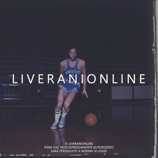 RETROSPETTIVA GIULIO IELLINI BASKET NELLA FOTO GIULIO IELLINI CON LA MAGLIA DELL\'INNOCENTINI MILANO ANNI 1970 AG ALDO LIVERANI SAS