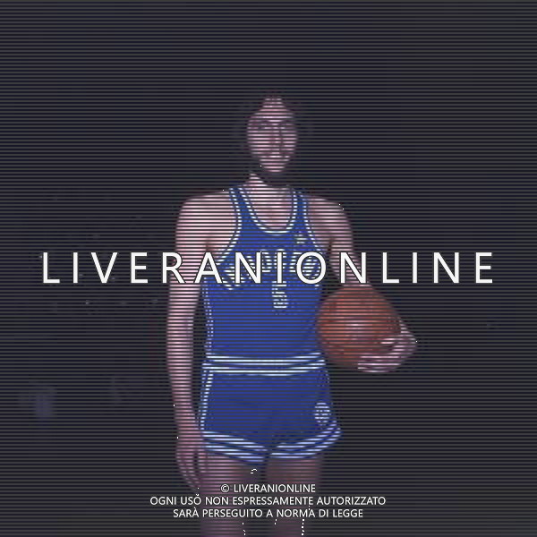 RETROSPETTIVA GIULIO IELLINI BASKET NELLA FOTO GIULIO IELLINI CON LA MAGLIA DELL\'INNOCENTINI MILANO ANNI 1970 AG ALDO LIVERANI SAS