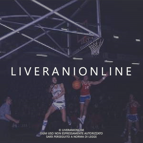 RETROSPETTIVA GIULIO IELLINI BASKET NELLA FOTO GIULIO IELLINI CON LA MAGLIA DELL\'INNOCENTINI MILANO ANNI 1970 AG ALDO LIVERANI SAS