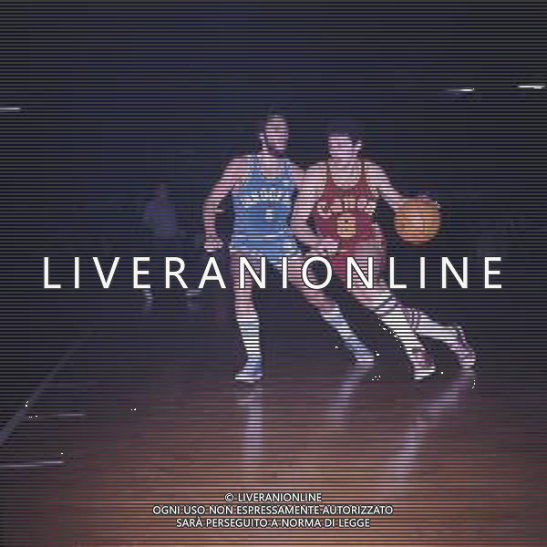 RETROSPETTIVA GIULIO IELLINI BASKET NELLA FOTO GIULIO IELLINI CON LA MAGLIA DELL\'INNOCENTINI MILANO ANNI 1970 AG ALDO LIVERANI SAS