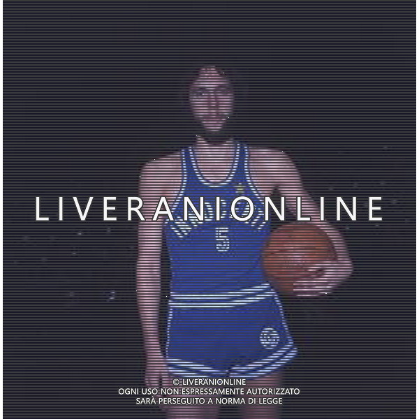 RETROSPETTIVA GIULIO IELLINI BASKET NELLA FOTO GIULIO IELLINI CON LA MAGLIA DELL\'INNOCENTINI MILANO ANNI 1970 AG ALDO LIVERANI SAS