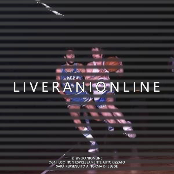 RETROSPETTIVA GIULIO IELLINI BASKET NELLA FOTO GIULIO IELLINI CON LA MAGLIA DELL\'INNOCENTINI MILANO ANNI 1970 AG ALDO LIVERANI SAS