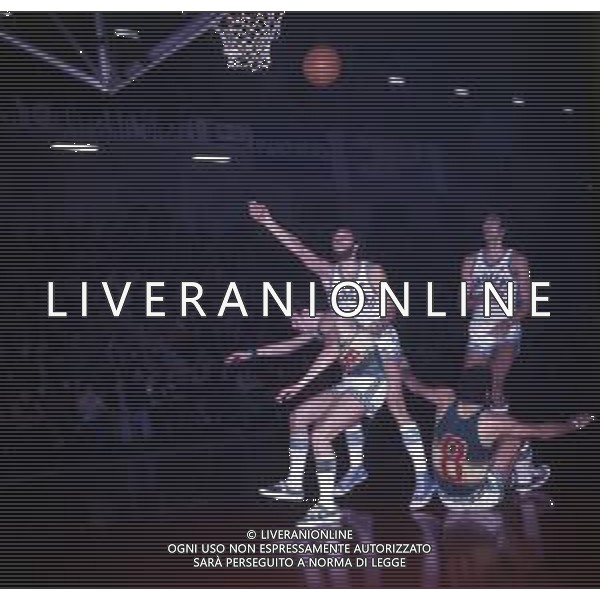 RETROSPETTIVA GIULIO IELLINI BASKET NELLA FOTO GIULIO IELLINI CON LA MAGLIA DELL\'INNOCENTINI MILANO ANNI 1970 AG ALDO LIVERANI SAS