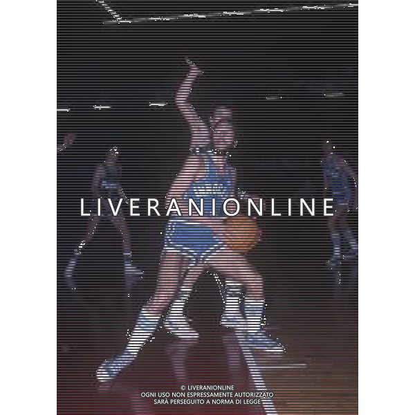 RETROSPETTIVA GIULIO IELLINI BASKET NELLA FOTO GIULIO IELLINI CON LA MAGLIA DELL\'INNOCENTINI MILANO ANNI 1970 AG ALDO LIVERANI SAS