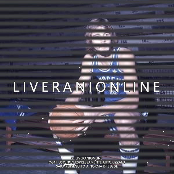 RETROSPETTIVA GEORGE BROSTERHOUS BASKET NELLA FOTO GEORGE BROSTERHOUS CON LA MAGLIA DELL\'INNOCENTI MILANO AG ALDO LIVERANI SAS