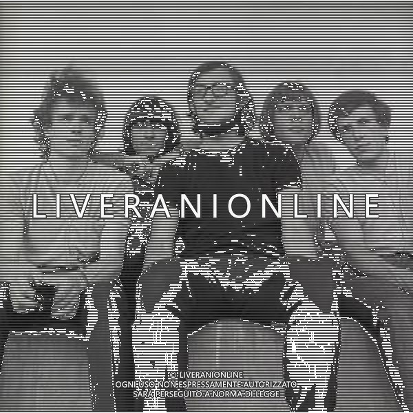RETROSPETTIVA COMPLESSO MUSICALE DEI I NOMADI NELLA FOTO IL COMPLESSO MUSICALE DEI NOMADI AL CANTAGIRO DELL\'ANNO 1966 AG ALDO LIVERANI SAS