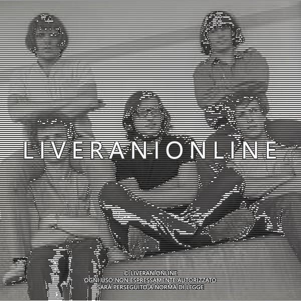 RETROSPETTIVA COMPLESSO MUSICALE DEI I NOMADI NELLA FOTO IL COMPLESSO MUSICALE DEI NOMADI AL CANTAGIRO DELL\'ANNO 1966 AG ALDO LIVERANI SAS