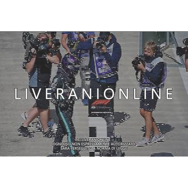 Lewis Hamilton (GBR) Mercedes AMG F1 celebrates his pole position in qualifying parc ferme. 01.08.2020. Formula 1 World Championship, Rd 4, British Grand Prix, Silverstone, England, Qualifying Day. / AGENZIA ALDO LIVERANI SAS - ITALY ONLY EDITORIAL USE ONLY