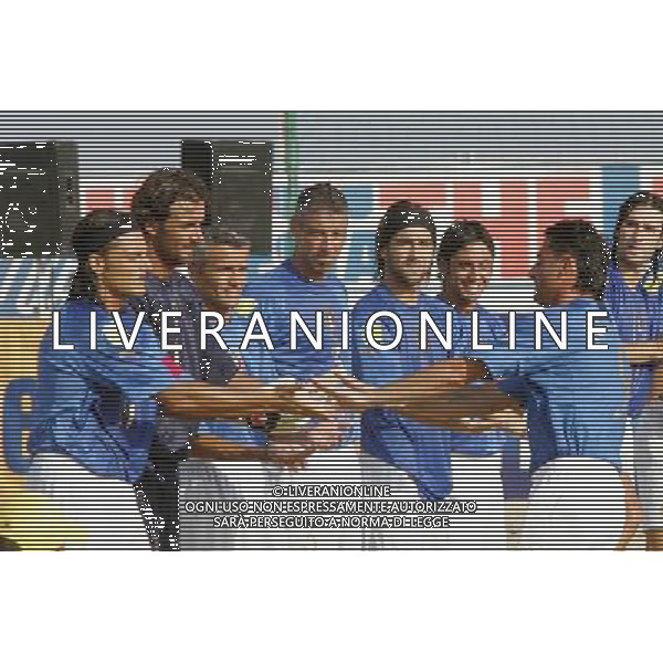 Lega Europea di Beach soccer Cervia 2005 nella foto: Massimo Agostini saluta i compagni AGENZIA ALDO LIVERANI