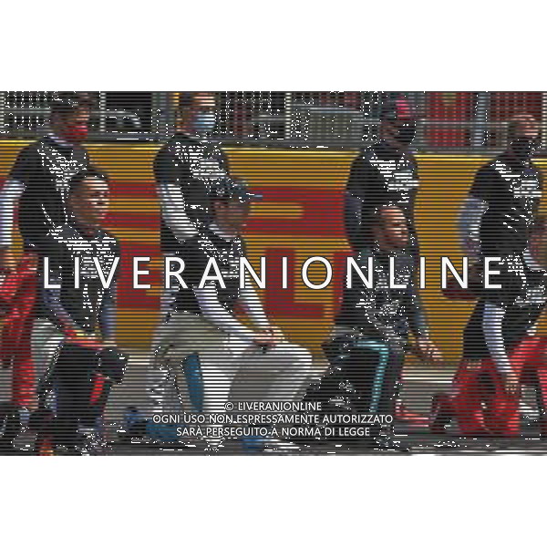 (L to R): Alexander Albon (THA) Red Bull Racing; Nicholas Latifi (CDN) Williams Racing and Lewis Hamilton (GBR) Mercedes AMG F1 on the grid. 02.08.2020. Formula 1 World Championship, Rd 4, British Grand Prix, Silverstone, England, Race Day. / AGENZIA ALDO LIVERANI SAS - ITALY ONLY EDITORIAL USE ONLY