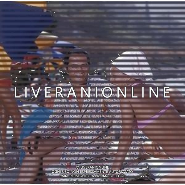 NINO MANFREDI, all\'anagrafe Saturnino Manfredi, attore, regista italiano - RETROSPETTIVA Nella foto al mare con la moglie Erminia Ferrari ©ARCHIVIO / AGENZIA ALDO LIVERANI SAS