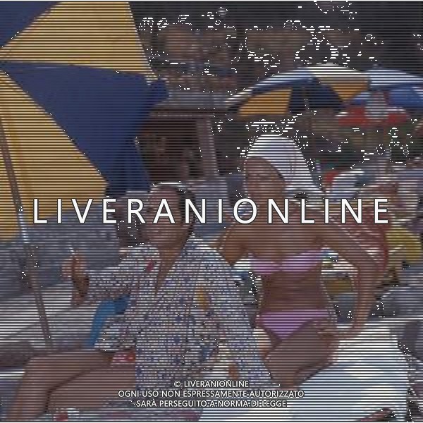 NINO MANFREDI, all\'anagrafe Saturnino Manfredi, attore, regista italiano - RETROSPETTIVA Nella foto al mare con la moglie Erminia Ferrari ©ARCHIVIO / AGENZIA ALDO LIVERANI SAS