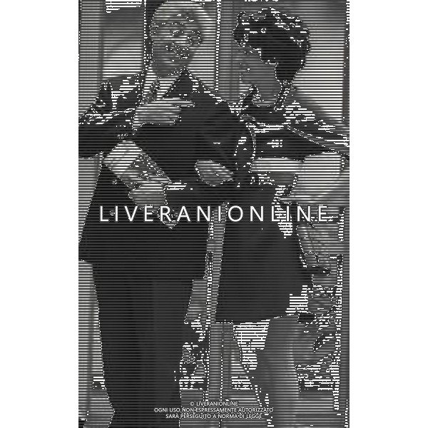RETROSPETTIVA ANNA CORRADINI GIORNALISTA NELLA FOTO ANNA CORRADINI A ROMA NELL\'ANNO 1970 CON GINO BRAMIERI AG ALDO LIVERANI SAS