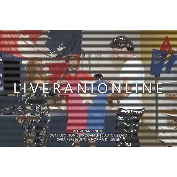 IMOLA 06 08 2020 INCONTRO "APPERITIVO SPORTIVO " ORGANIZZATO DAI TIFOSI DELL\'IMOLESE CALCIO "CI SIAMO SEMPRE" NELLA FOTO MANUELA SALICI E IL TIFOSO DELL\'IMOLESE CALCIO DONANAO LA MAGLIA DELLE VECCHIE GLORIE A MARCO MENGHI ©SANNA / AGENZIA ALDO LIVERANI SAS