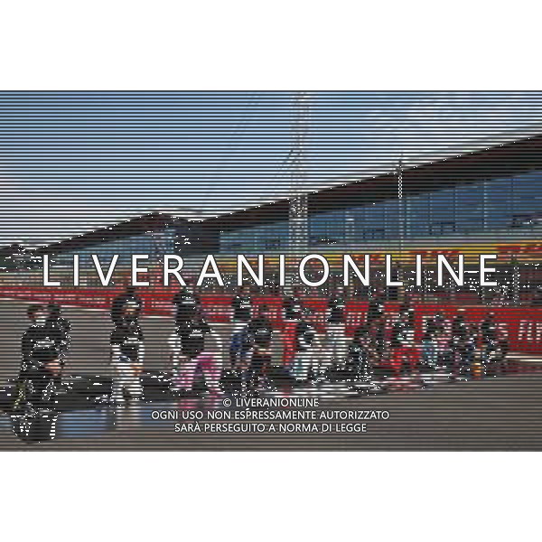 Grid atmosphere - drivers \'end racism\'. 09.08.2020. Formula 1 World Championship, Rd 5, 70th Anniversary Grand Prix, Silverstone, England, Race Day. - www.xpbimages.com, EMail: requests@xpbimages.com © Copyright: Batchelor / XPB Images /AGENZIA ALDO LIVERANI SAS - ITALY ONLY EDITORIAL USE ONLY