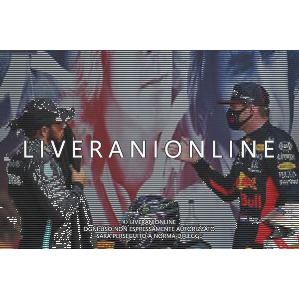 (L to R): Lewis Hamilton (GBR) Mercedes AMG F1 with race winner Max Verstappen (NLD) Red Bull Racing in parc ferme. 09.08.2020. Formula 1 World Championship, Rd 5, 70th Anniversary Grand Prix, Silverstone, England, Race Day. - www.xpbimages.com, EMail: requests@xpbimages.com © Copyright: Batchelor / XPB Images/AGENZIA ALDO LIVERANI SAS - ITALY ONLY EDITORIAL USE ONLY