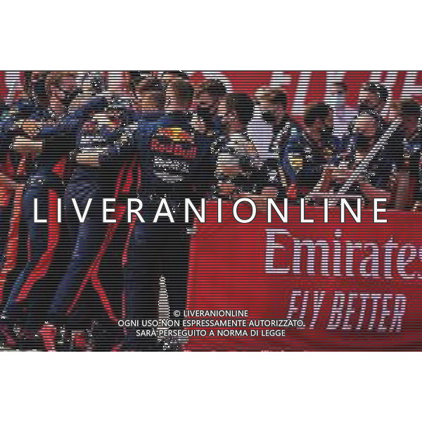 Race winner Max Verstappen (NLD) Red Bull Racing celebrates with the team. 09.08.2020. Formula 1 World Championship, Rd 5, 70th Anniversary Grand Prix, Silverstone, England, Race Day. - www.xpbimages.com, EMail: requests@xpbimages.com © Copyright: Dungan / XPB Images/AGENZIA ALDO LIVERANI SAS - ITALY ONLY EDITORIAL USE ONLY