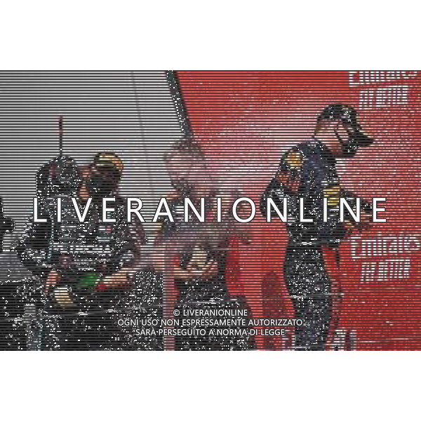 (L to R): Second placed Lewis Hamilton (GBR) Mercedes AMG F1 celebrates with race winner Max Verstappen (NLD) Red Bull Racing. 09.08.2020. Formula 1 World Championship, Rd 5, 70th Anniversary Grand Prix, Silverstone, England, Race Day. - www.xpbimages.com, EMail: requests@xpbimages.com © Copyright: Dungan / XPB Images/AGENZIA ALDO LIVERANI SAS - ITALY ONLY EDITORIAL USE ONLY