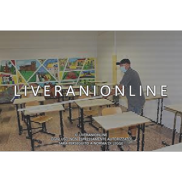 IMOLA 10 08 2020 SCUOLA MEDIA VALSALVA "AVVIO DELL\'ANNO SCOLASTICO IN SICUREZZA"LAVORI PER LA MESSA A NORMA DELLE CLASSI PER CONTENERE IL COVID-19 NELLA FOTO LE MISURE PER IL DISTANZIAMENTO DEI BANCHI ©SANNA/AGENZIA ALDO LIVERANI SAS