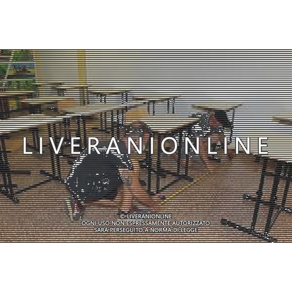 IMOLA 10 08 2020 SCUOLA MEDIA VALSALVA "AVVIO DELL\'ANNO SCOLASTICO IN SICUREZZA"LAVORI PER LA MESSA A NORMA DELLE CLASSI PER CONTENERE IL COVID-19 NELLA FOTO LE MISURE PER IL DISTANZIAMENTO DEI BANCHI ©SANNA/AGENZIA ALDO LIVERANI SAS