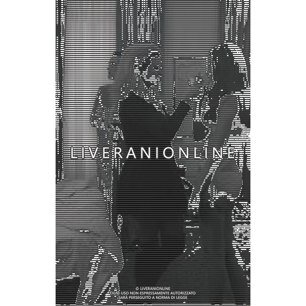 RETROSPETTIVA VITTORIO GASSMAN ATTORE NELLA FOTO VITTORIO GASSMAN NELL\'ANNO 1969 NEL FILM“IL DIVORZIO“ CON HELENA ROONE E ANITA ECKBERG AG ALDO LIVERANI SAS  