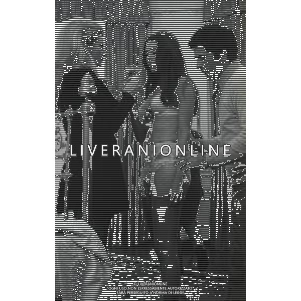 RETROSPETTIVA VITTORIO GASSMAN ATTORE NELLA FOTO VITTORIO GASSMAN NELL\'ANNO 1969 NEL FILM“IL DIVORZIO“ CON HELENA ROONE E ANITA ECKBERG AG ALDO LIVERANI SAS  