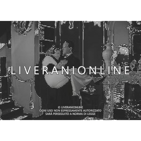 RETROSPETTIVA VITTORIO GASSMAN ATTORE NELLA FOTO VITTORIO GASSMAN NELL\'ANNO 1969 NEL FILM“IL DIVORZIO“ CON HELENA ROONE E ANITA ECKBERG AG ALDO LIVERANI SAS  