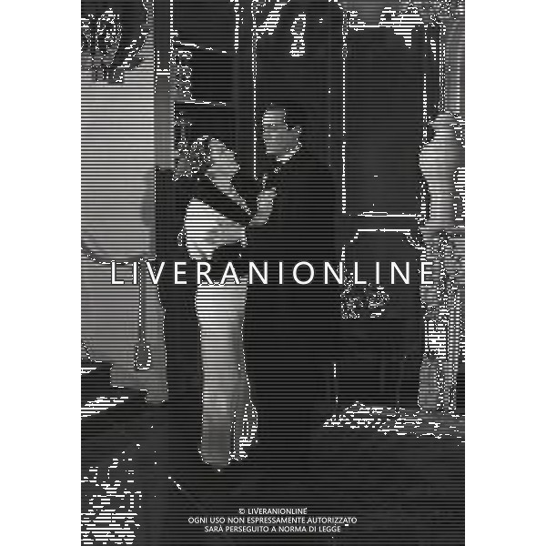 RETROSPETTIVA VITTORIO GASSMAN ATTORE NELLA FOTO VITTORIO GASSMAN NELL\'ANNO 1969 NEL FILM“IL DIVORZIO“ CON HELENA ROONE E ANITA ECKBERG AG ALDO LIVERANI SAS  