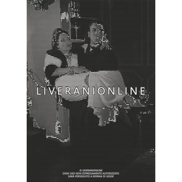 RETROSPETTIVA VITTORIO GASSMAN ATTORE NELLA FOTO VITTORIO GASSMAN NELL\'ANNO 1969 NEL FILM“IL DIVORZIO“ CON HELENA ROONE E ANITA ECKBERG AG ALDO LIVERANI SAS  