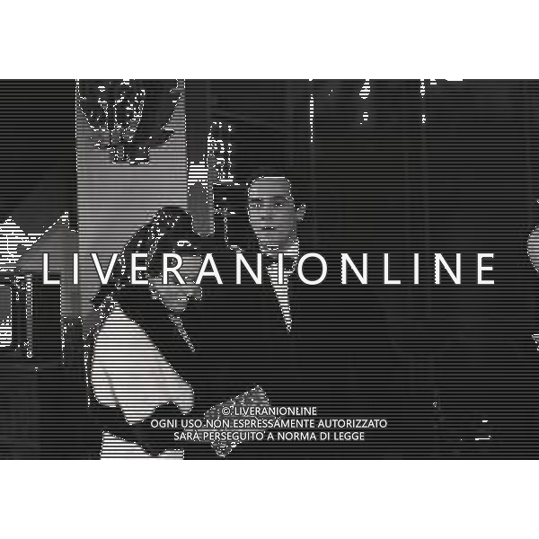 RETROSPETTIVA VITTORIO GASSMAN ATTORE NELLA FOTO VITTORIO GASSMAN NELL\'ANNO 1969 NEL FILM“IL DIVORZIO“ CON HELENA ROONE E ANITA ECKBERG AG ALDO LIVERANI SAS  