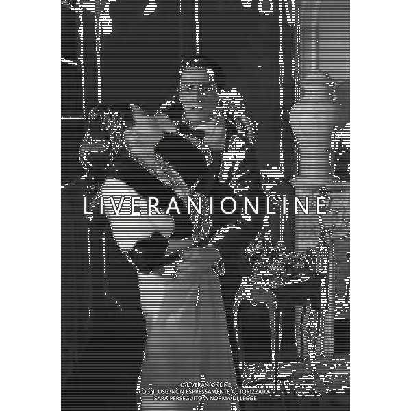 RETROSPETTIVA VITTORIO GASSMAN ATTORE NELLA FOTO VITTORIO GASSMAN NELL\'ANNO 1969 NEL FILM“IL DIVORZIO“ CON HELENA ROONE E ANITA ECKBERG AG ALDO LIVERANI SAS  