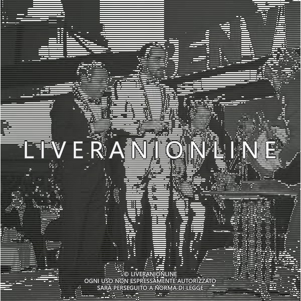 RETROSPETTIVA VITTORIO GASSMAN ATTORE NELLA FOTO VITTORIO GASSMAN CON LA MOGLIE DILETTA D\'ANDREA A VIAREGGIO ALLA BUSSOLA NELL\'ANNO 1971 AG ALDO LIVERANI SAS 