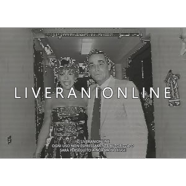 RETROSPETTIVA VITTORIO GASSMAN ATTORE NELLA FOTO VITTORIO GASSMAN NELLA TRASMISSIONE TELEVISIVA “PREMIATISSIMA“ NELL\'ANNO 1983 AG ALDO LIVERANI SAS 