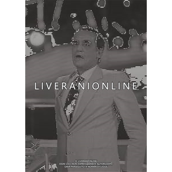 RETROSPETTIVA VITTORIO GASSMAN ATTORE NELLA FOTO VITTORIO GASSMAN NELLA TRASMISSIONE TELEVISIVA “PREMIATISSIMA “NELL\'ANNO 1983 AG ALDO LIVERANI SAS 