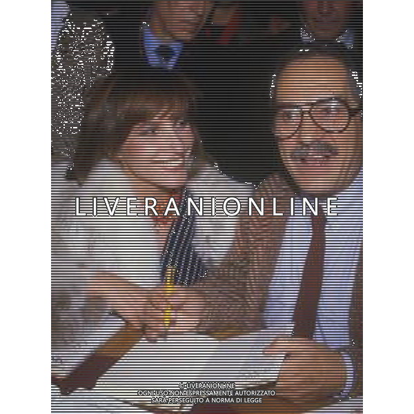 RETROSPETTIVA DI NINO (SATURNINO) MANFREDI, ATTORE E REGISTA ITALIANO NELLA FOTO NEL 1984 ALLA PRESENTAZIONE DEL SUO LIBRO \'VIVA GLI SPOSI\' CON IVANA MONTI ©ARCHIVIO / AGENZIA ALDO LIVERANI SAS