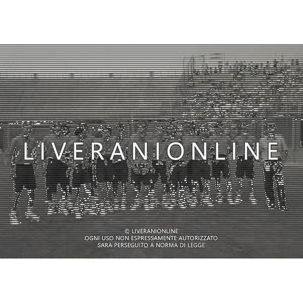 1994 BERGAMO RADUNO ESTIVO ATALANTA CALCIO PRECAMPIONATO ALLO STADIO NELLA FOTO EMILIANO MONDONICO CON LA SQUADRA AG ALDO LIVERANI SAS