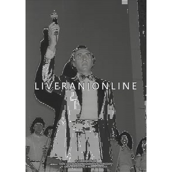 RETROSPETTIVA PIPPO BAUDO ATTORE E PRESENTATORE TELEVISIVO NELLA FOTO PIPPO BAUDO E VIRNA LISI A SAINT VINCENT NELL\'ANNO 1983 AG ALDO LIVERANI SAS 